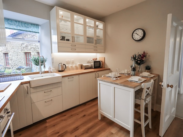 Fridge, dishwasher, cookware/dishes/utensils