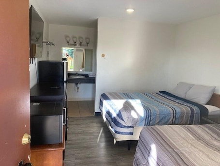 Basic Double Room. Arrowhead Inn