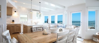 Beachside Luxury – Oceanfront - The Shoreline - 4-bedroom house with WiFi and AC