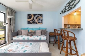 2 habitaciones, tabla de planchar con plancha y cuna de viaje 
