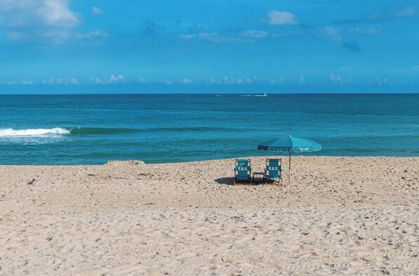 Plage à proximité, chaises longues, serviettes de plage