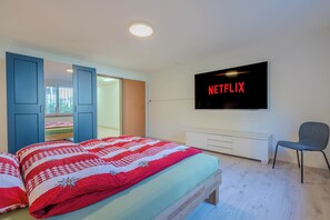 4 bedrooms, desk, iron/ironing board, WiFi