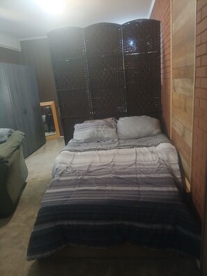 Tabla de planchar con plancha, wifi y ropa de cama
