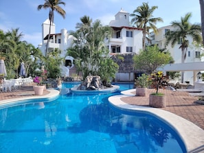 Una piscina al aire libre