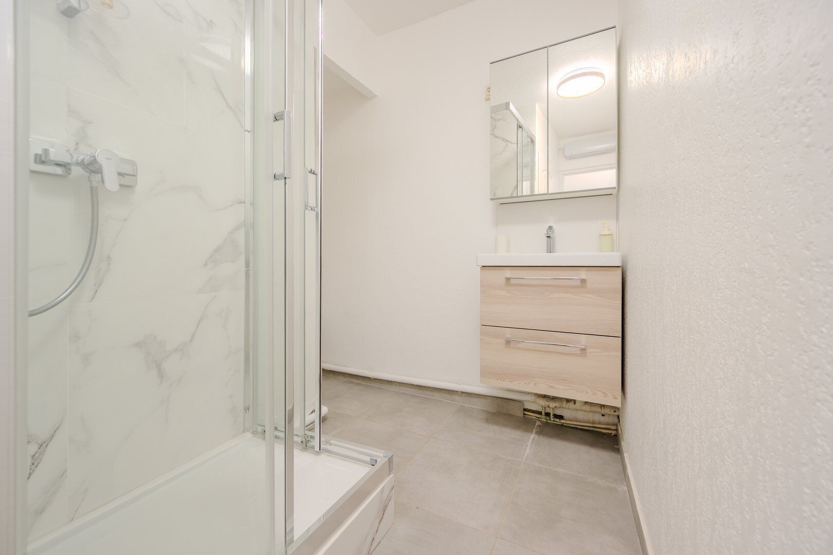 Een douche, een haardroger, handdoeken