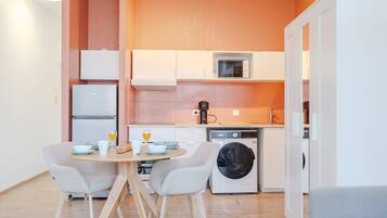 Een koelkast, een microgolfoven, een oven