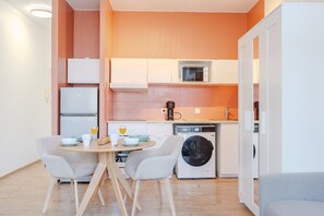 Fridge, microwave, oven, coffee/tea maker