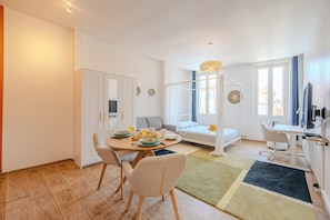 1 bedroom, desk, internet, bed sheets