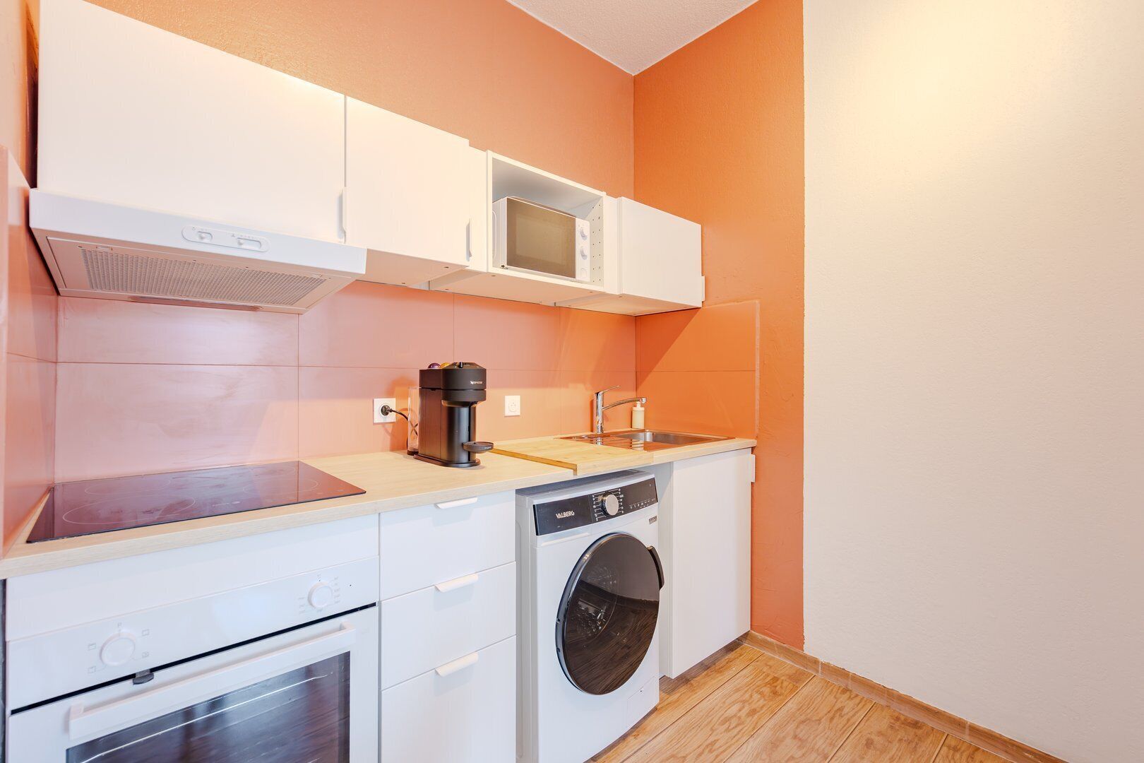 Kühlschrank, Mikrowelle, Ofen, Wasserkocher mit Kaffee-/Teezubehör