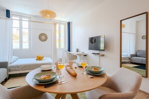 1 bedroom, desk, internet, bed sheets