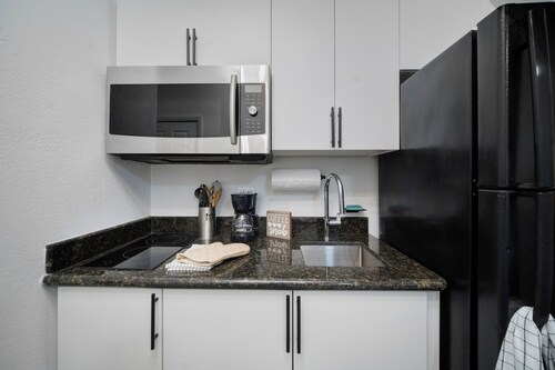 Charming 1-bedroom aFLL apartment near Sawgrass & Hard Rock with WiFi, AC.