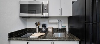 Charming 1-bedroom aFLL apartment near Sawgrass & Hard Rock with WiFi, AC.