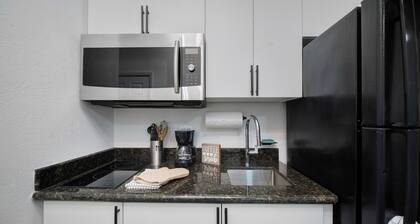 Charming 1-bedroom aFLL apartment near Sawgrass & Hard Rock with WiFi, AC.