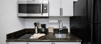 Charming 1-bedroom aFLL apartment near Sawgrass & Hard Rock with WiFi, AC.