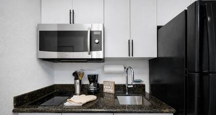 Charming 1-bedroom aFLL apartment near Sawgrass & Hard Rock with WiFi, AC.