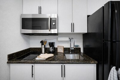 Charming 1-bedroom aFLL apartment near Sawgrass & Hard Rock with WiFi, AC.