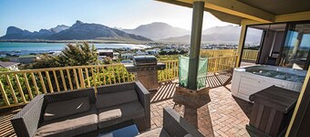 Dreamview Family Suite @ The Butterfly Villa : Spectacular views in Pringle Bay