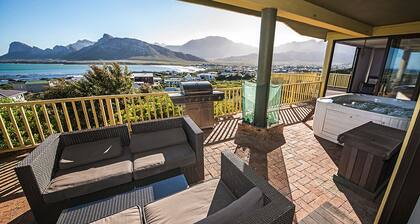 Dreamview Family Suite @ The Butterfly Villa : Spectacular views in Pringle Bay