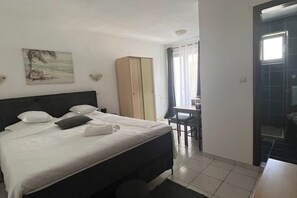 Tabla de planchar con plancha, wifi, ropa de cama