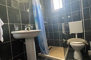 Ducha, secador de pelo, toallas y jabón