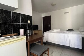 Tabla de planchar con plancha, wifi, ropa de cama
