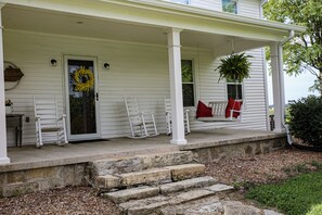 Terrace/patio - Charming 5-bedroom farmhouse with WiFi, AC in serene Fountain Run (Fountain Run)