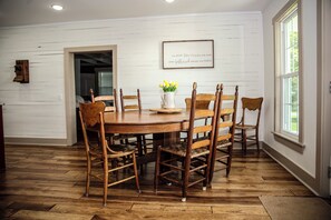 Dining - Charming 5-bedroom farmhouse with WiFi, AC in serene Fountain Run (Fountain Run)
