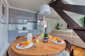 Dining - Rooftop One-Bedroom with Balcony Mas B-41 (Brussels)