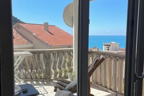 A balcony with a view of the sea and buildings. - Apartment Sanja (Bečići)