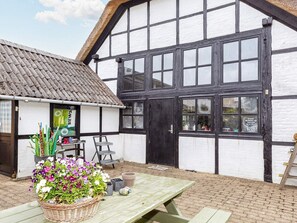 House | Outdoor dining - 6 Person Holiday Home on a Holiday Park in Hanstholm (Hanstholm)