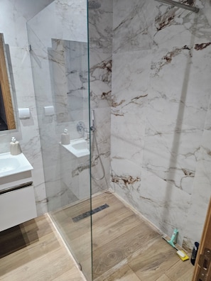 Haartrockner, Handtücher, Seife, Toilettenpapier