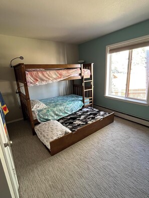 3 Schlafzimmer, Schreibtisch, Bügeleisen/Bügelbrett, kostenloses WLAN