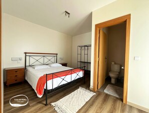 2 chambres, fer et planche à repasser, accès à Internet, literie fournie