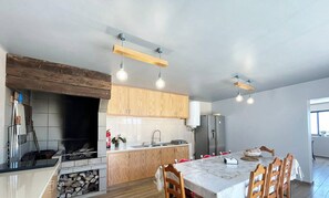Une cuisine moderne avec des meubles en bois, un îlot central et des luminaires suspendus.