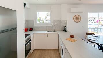 Fridge, oven, coffee/tea maker, electric kettle