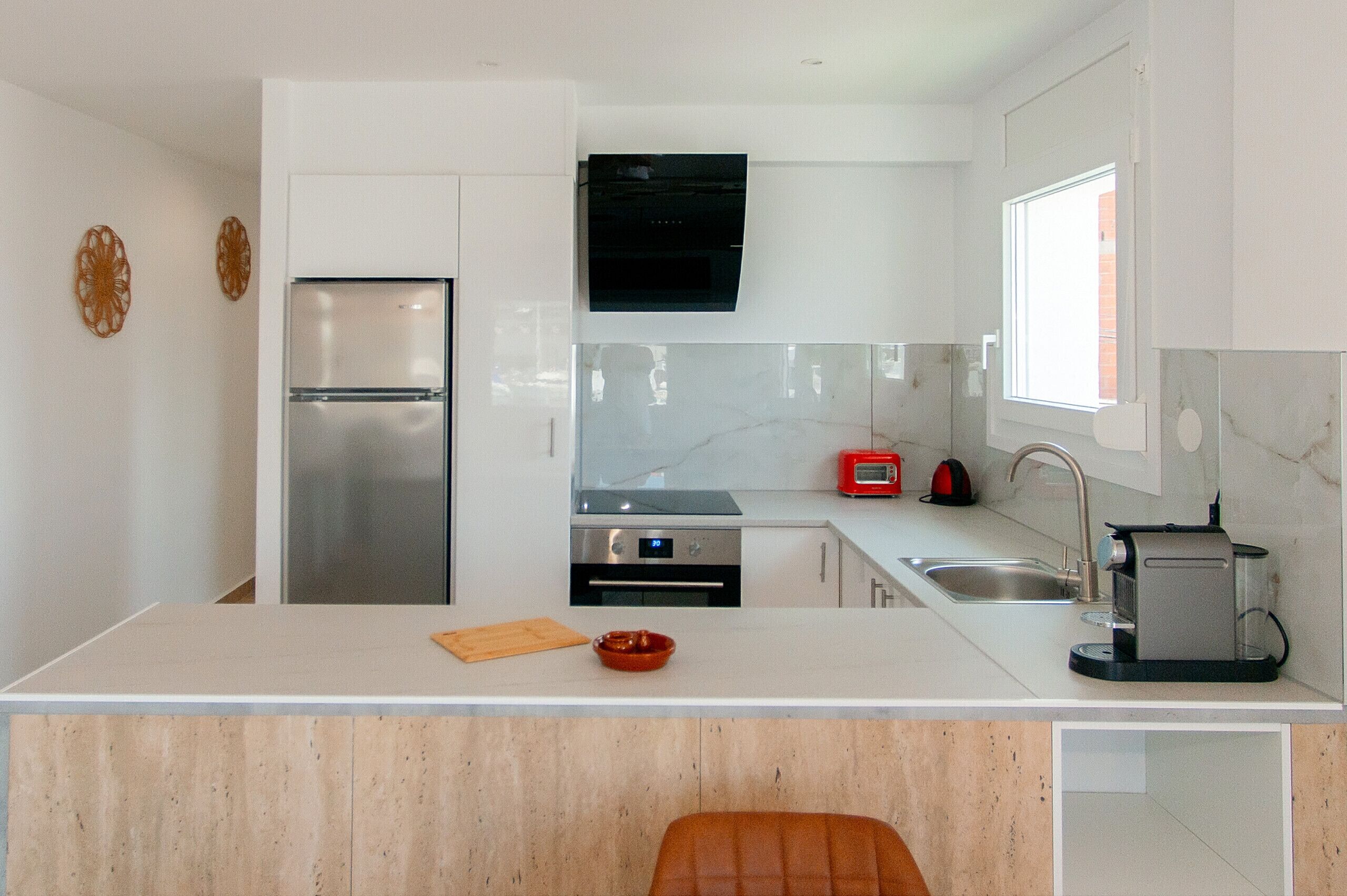 Réfrigérateur, four, cafetière/bouilloire, bouilloire électrique