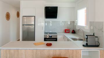 Réfrigérateur, four, cafetiÚre/bouilloire, bouilloire électrique