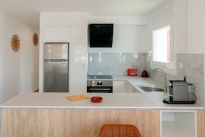 Fridge, oven, coffee/tea maker, electric kettle