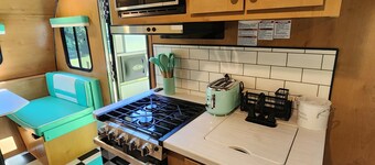 Retro RV with Wi-Fi and air conditioning located directly on Clinch River