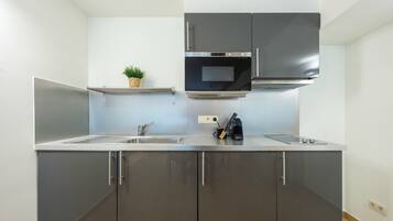 Een koelkast, een microgolfoven, een koffiezetapparaat/waterkoker