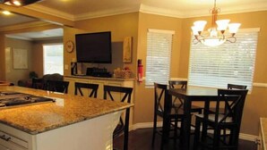 Dining - 5 Bdrm, 4 Bath Home w/SPA & POOL TABLE Sleeps 12 (Big Bear)
