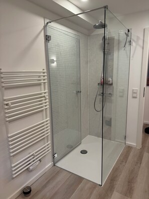 Shower, hair dryer, towels, soap - Comfortable and quiet apartment in a great location with parking space (Sankt Augustin)