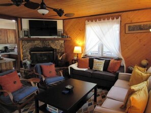 TV, fireplace