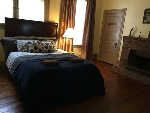 'Fred' - Walk to UK/Downtown!