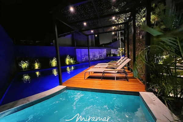 Una piscina al aire libre