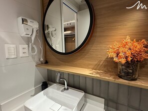 Comfort Studio | Bathroom | Shower, towels, soap, shampoo - Vert House (Joao Pessoa)