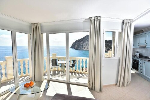 1 minute from the beach! sea, mountain, island and 16th century tower views.