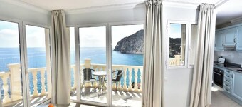 1 minute from the beach! sea, mountain, island and 16th century tower views.