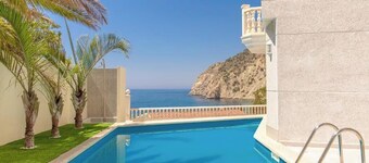 1 minute from the beach! sea, mountain, island and 16th century tower views.