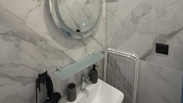 Dusche, Haartrockner, Handtücher, Toilettenpapier